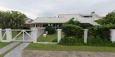 Casa com Piscina em Condomínio Fechado