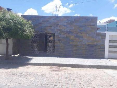 Casa padrão com 3 quartos, 1 banheiro, 0 vagas, 87m² construída