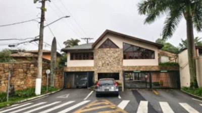 Casa ocupada com 486,17 m² construída em terreno amplo