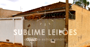 Terreno com 461m² e benfeitorias, ideal para construção residencial