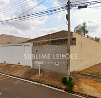 Terreno com 461m² e benfeitorias, ideal para construção residencial