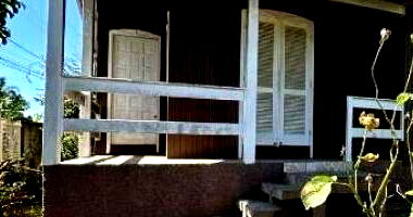 Terreno com casa mista 2 quartos, banheiro e edícula com garagem