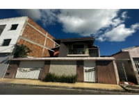 Casa com 260m² construídos, 3 quartos, ocupada
