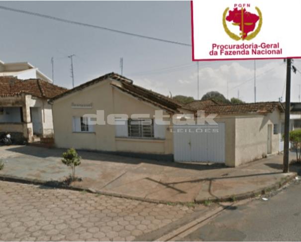 Casa de Esquina em Batatais com 12m de Frente