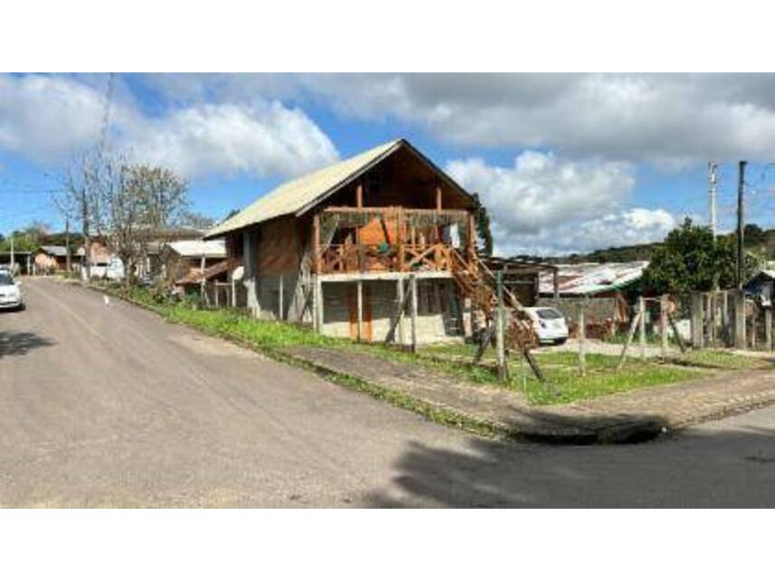Casa padrão ocupada com 94m² construída e 332m² de terreno
