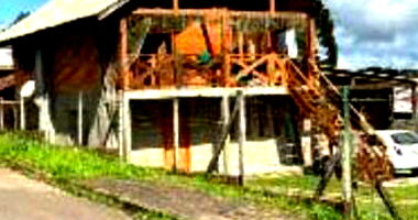 Casa padrão ocupada com 94m² construída e 332m² de terreno