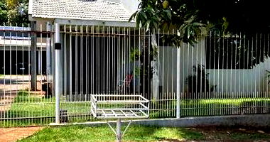 Casa com 2 quartos, 1 suíte, 1 banheiro, 183m² construída, desocupada