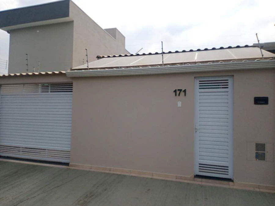 Casa Padrão com 2 Quartos e 1 Vaga em Peruíbe