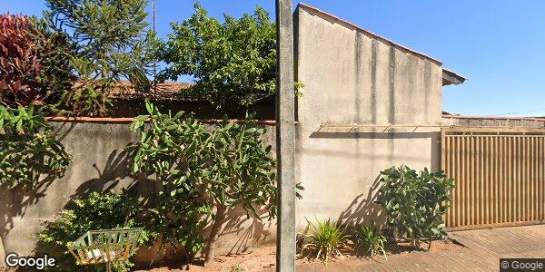 Casa com 70 m² e amplo terreno em Jardim Interlagos