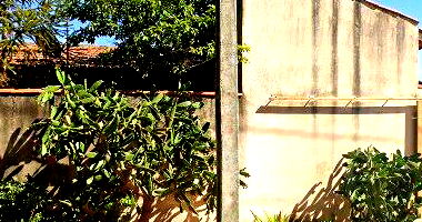 Casa com 70 m² e amplo terreno em Jardim Interlagos