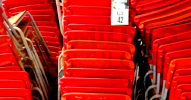 Várias Cadeiras Escolares Vermelhas
