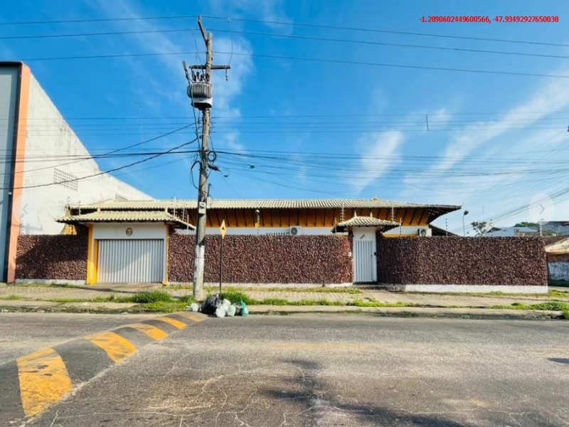 Casa espaçosa com 3 suítes, piscina e 292 m² construídos