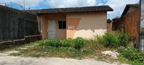 Casa com 3 quartos, 1 banheiro, varanda e 1 vaga de garagem