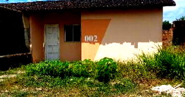 Casa com 3 quartos, 1 banheiro, varanda e 1 vaga de garagem