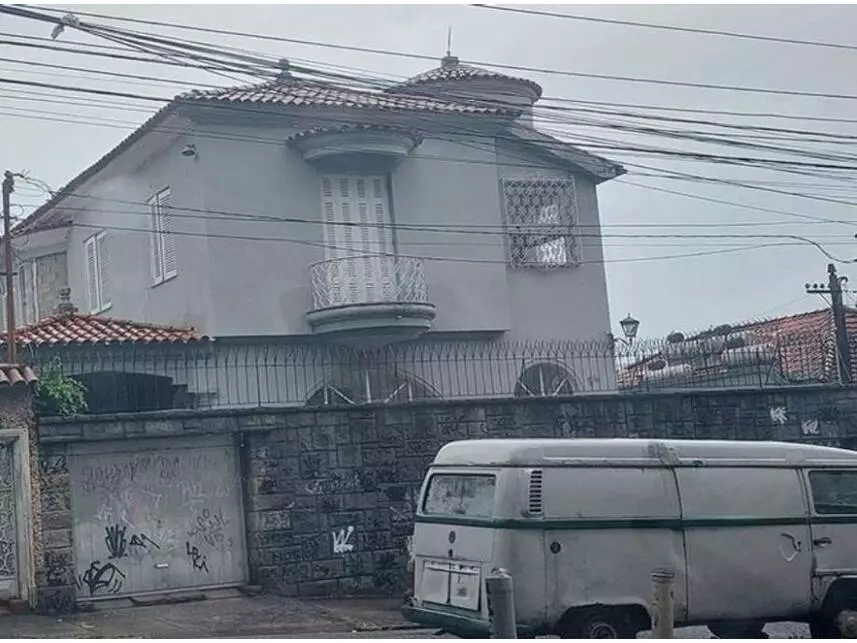 Casa com 2 vagas, 374m² construídos, ocupada