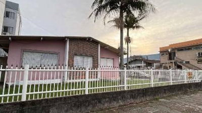 Casa Ocupada com 174m² de Área Construída em Osório