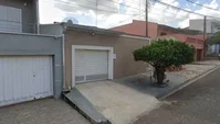 Casa ocupada com 74 m² de área construída