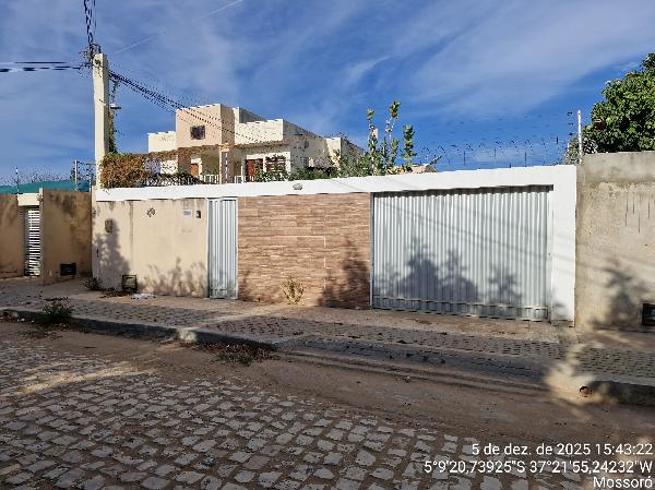 Casa com 3 quartos, 2 banheiros e 1 vaga de garagem