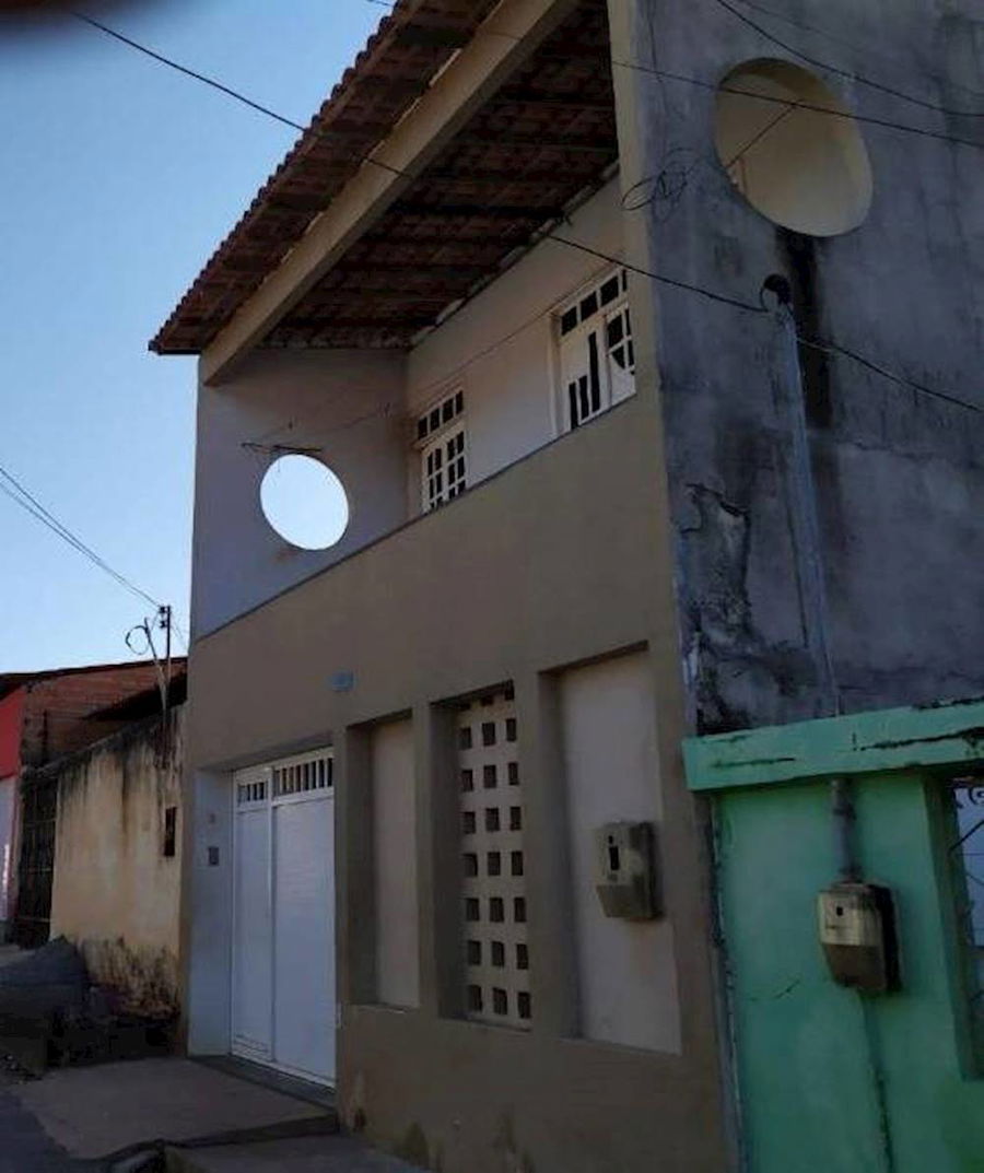 Casa padrão com 4 quartos, 2 banheiros, 1 vaga, área construída ampla
