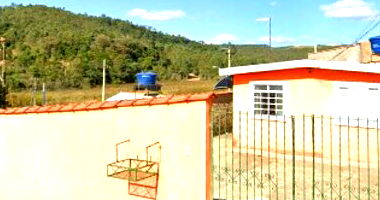 Casa Ocupada em Conjunto Habitacional com 65,50m²