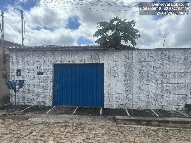 Casa com 2 quartos, 53,9m², terreno 222m², desocupada