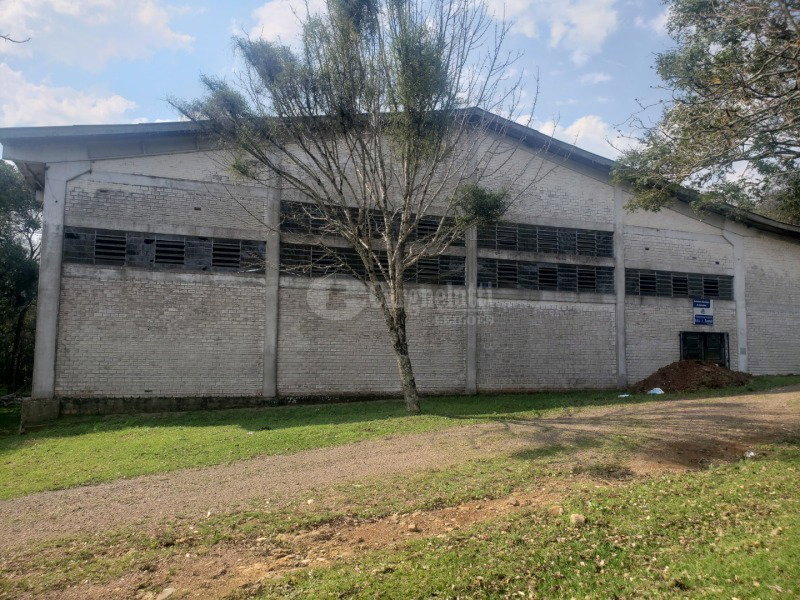 Terreno com Pavilhão Poliesportivo em Ótima Localização