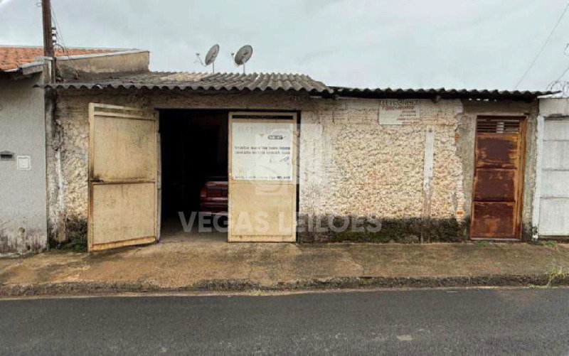 Casa com 38,74m² construída, terreno de 211,90m², desocupada