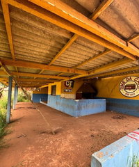 Terreno urbano com 2 barracões e casa residencial