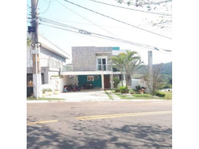 Casa ocupada com 283,80m² construídos e piscina
