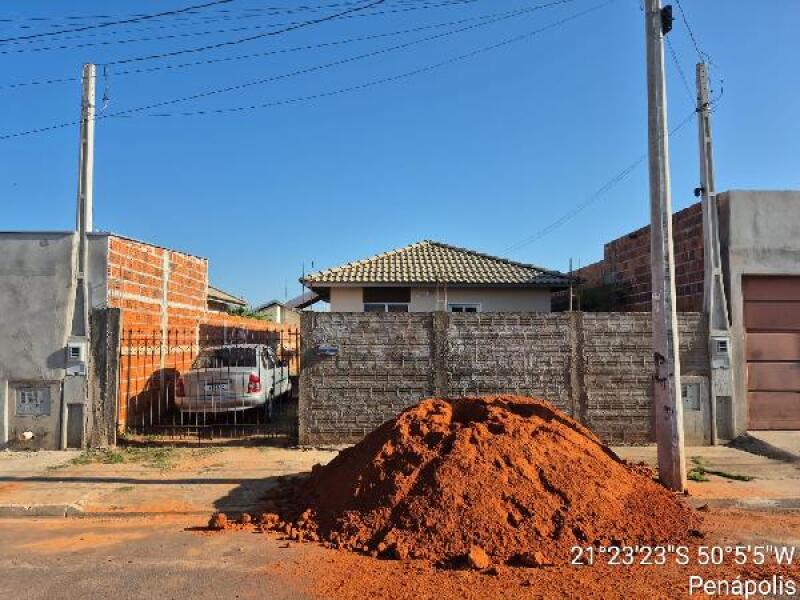Casa com 2 Quartos e 1 Vaga em Penápolis/SP
