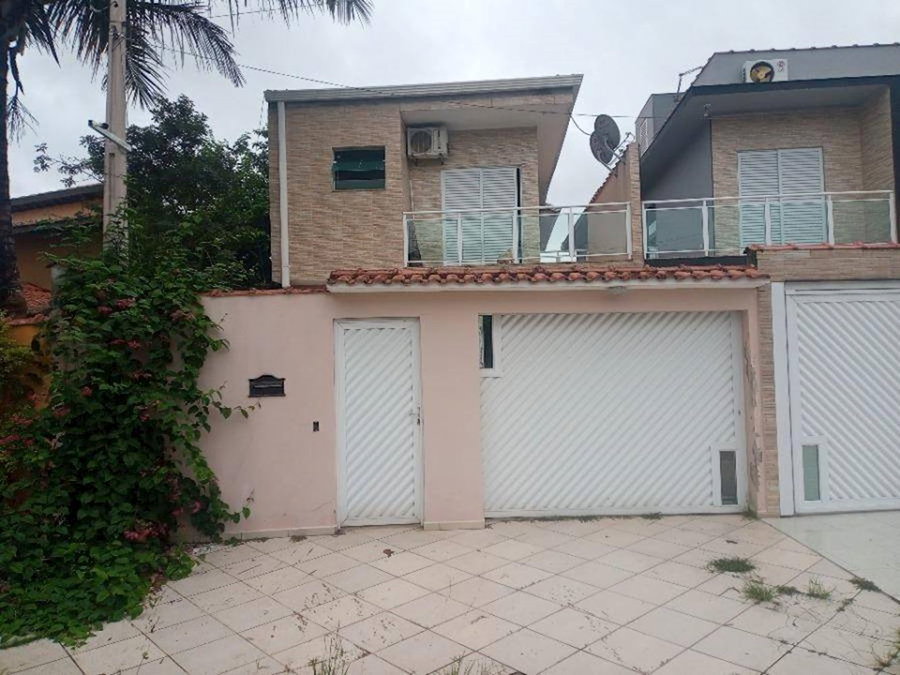 Casa padrão com 3 dormitórios e 4 banheiros em Peruíbe/SP