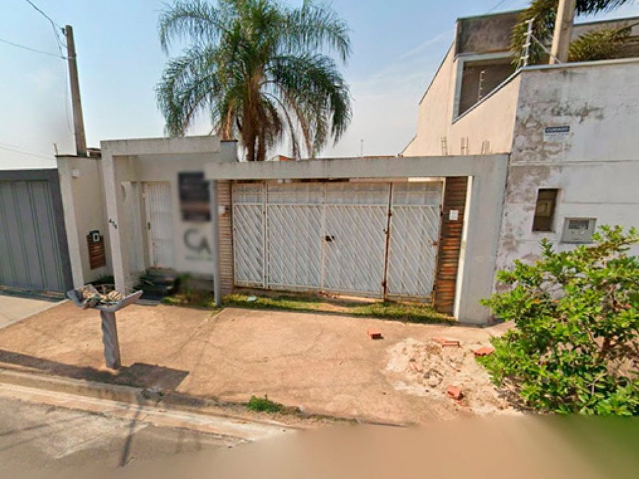 Casa com 2 cômodos, banheiro, piscina e escritório inacabado