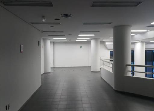 Ex-agência comercial desocupada com 712 m² construída
