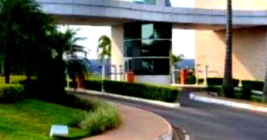 Lote de Terreno com 591,86m² em Condomínio Fechado