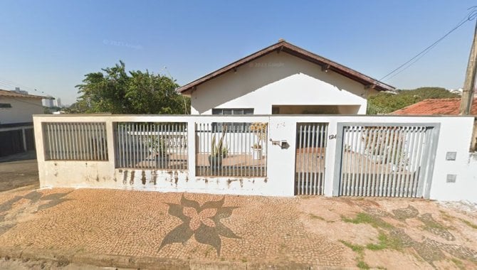 Casa 3 quartos, 2 banheiros, garagem, 2 andares, quintal, murada