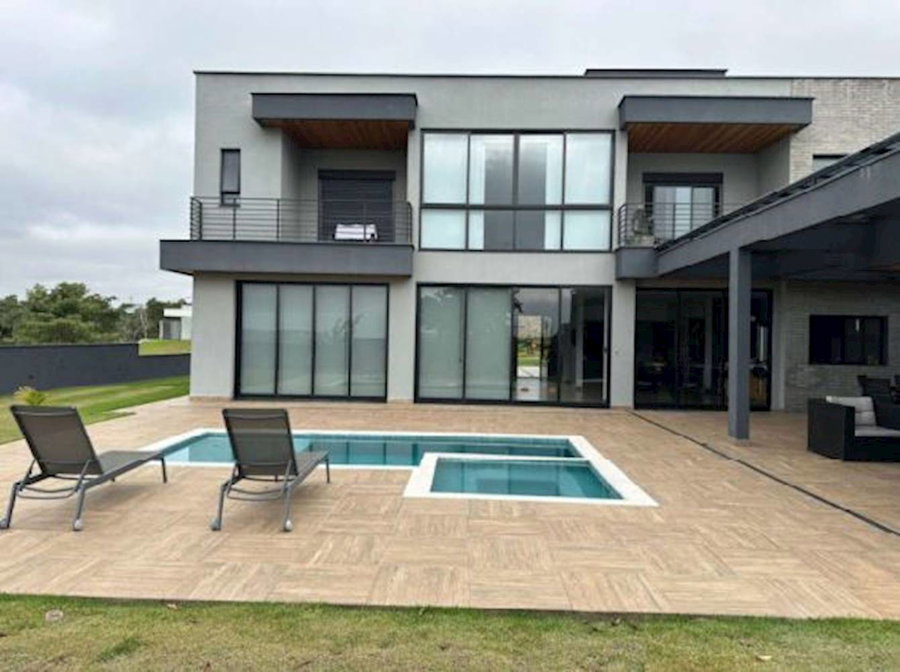 Casa de Condomínio com 433m² de Área Construída em Taubaté/SP