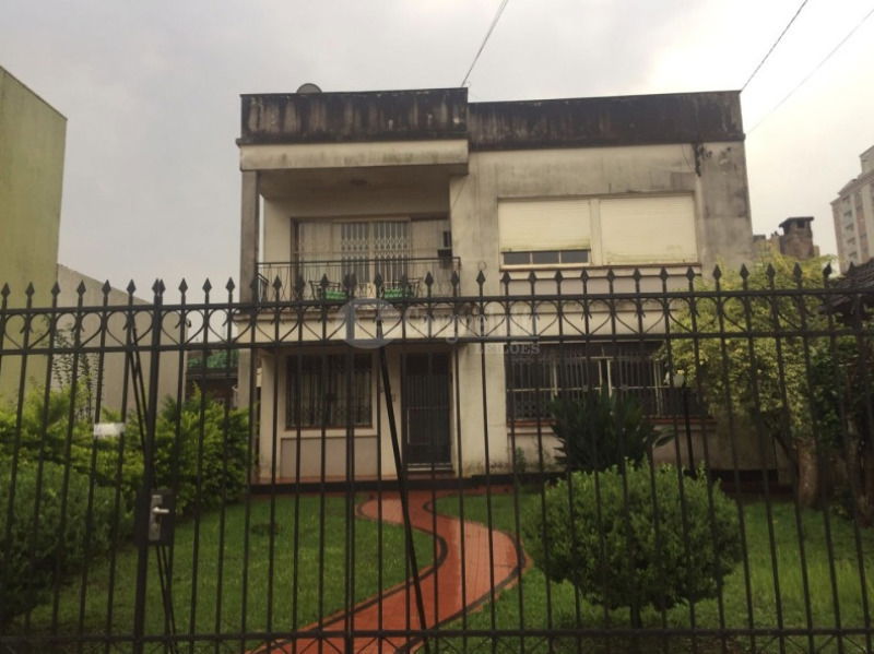 Casa de alvenaria com terreno amplo e área construída