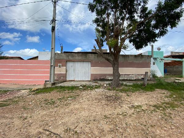 Casa com 3 quartos, 2 banheiros, 1 vaga, 70m² construída, desocupada