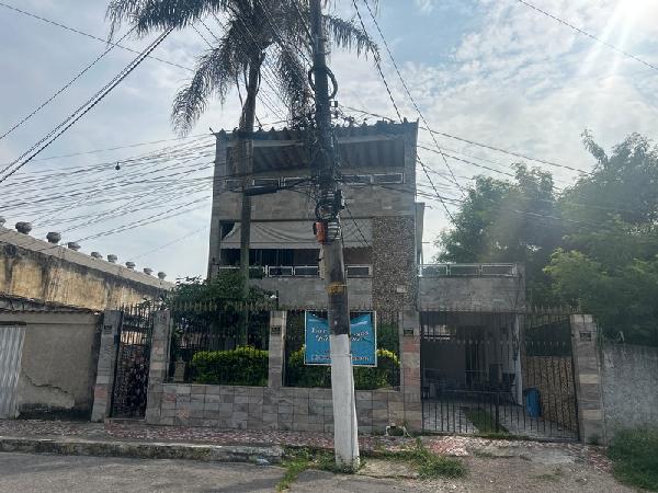 Casa com 3 quartos e 2 banheiros, área privativa de 350m²