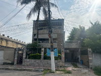 Casa com 3 quartos e 2 banheiros, área privativa de 350m²