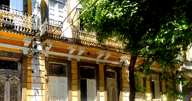 Prédio Comercial com 4 Quartos e 1 Banheiro em Glória