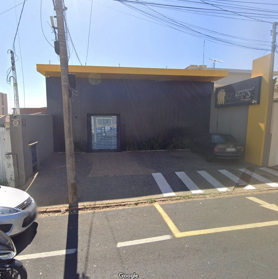 Casa Residencial com 4 Quartos, 299m² Construída e Bem Conservada