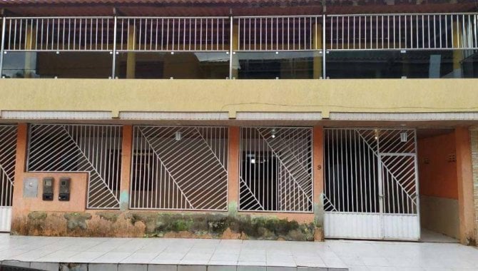 Casa padrão com 3 quartos, 4 banheiros e 2 vagas, ocupada