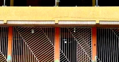 Casa padrão com 3 quartos, 4 banheiros e 2 vagas, ocupada