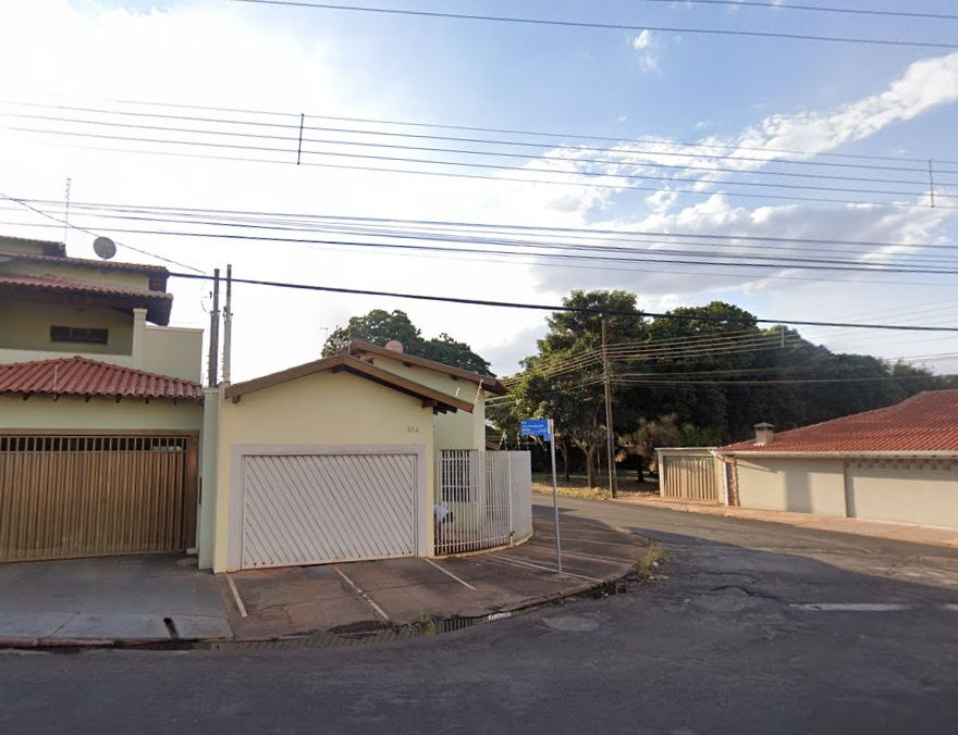 Casa com área total de 158m² e construída de 162m², Vila Fiuza, Assis
