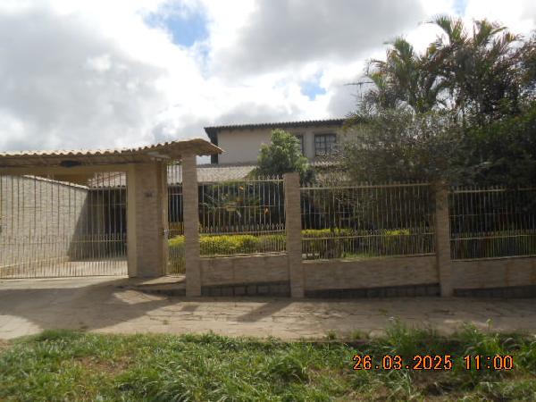 Casa com 3 quartos, 1 banheiro, sala, cozinha e 1 vaga de garagem
