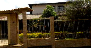 Casa com 3 quartos, 1 banheiro, sala, cozinha e 1 vaga de garagem