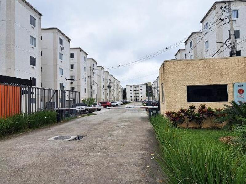 Apartamento com 2 Quartos e 1 Banheiro em Condomínio
