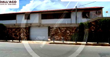 Casa ampla 466,80m² com 7 quartos e garagem, desocupada