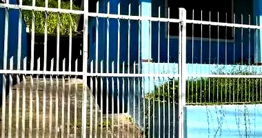 Casa padrão desocupada com 2 vagas e 115m² construída